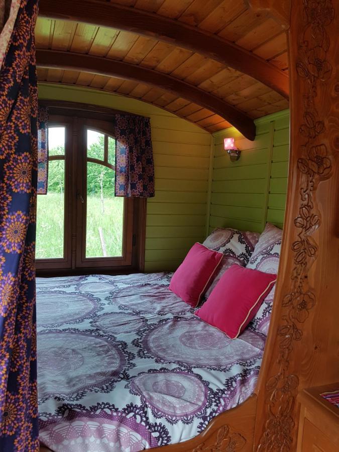 La Roulotte De Pommette Et Billy Bed and Breakfast La Hoguette Exteriör bild